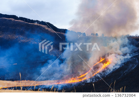 從棕色到黑色－2026 年初春，索尼高原上的山體燃燒。環繞高原的山脈從底部開始燃燒，整體燃燒。 136732004