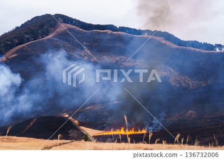 2026年初春,索尼高原上的山體從棕色變成黑色,燃起熊熊大火。環繞高原的山體從底部開始燃燒,最終完全燒毀。 2026年初春,索尼高原上的山體從棕色變成黑色,燃起熊熊大火。環繞高原的山體從底部開始燃燒,最終完全燒毀。 136732006