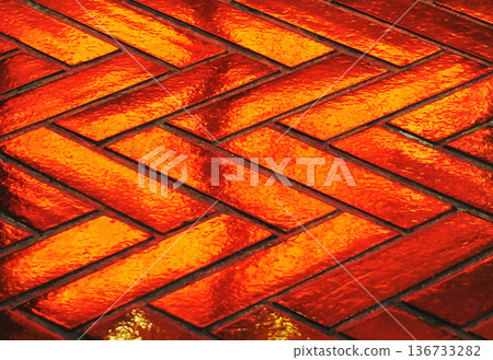 紅色地磚反射火焰的背景影像 紅色地磚反射火焰的背景影像 136733282