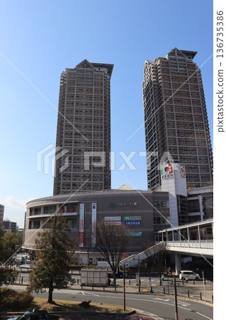 Belle Marge,位於堺市堺區阪和線堺市站前的雙子塔公寓大樓 Belle Marge,位於堺市堺區阪和線堺市站前的雙子塔公寓大樓 136735386