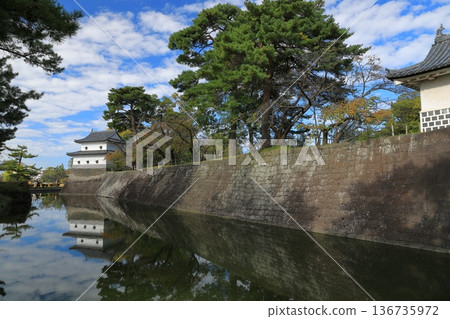 Shibata Castle's former Ninomaru corner tower stands on top of the beautiful stone wall that continues from the main gate 136735972
