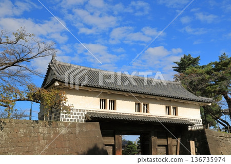 柴田城正門的景色與蔚藍的天空形成鮮明的對比，美不勝收。 136735974