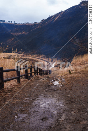 從棕色到黑色：2026年初春，索尼高原上的山體燃燒。從龜山峠到前景的龜山山坡完全被燒毀。 136736313