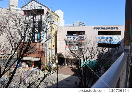 Rotary and bicycle parking lot in front of Sakaishi Station on the Hanwa Line in Sakai Ward, Sakai City Rotary and bicycle parking lot in front of Sakaishi Station on the Hanwa Line in Sakai Ward, Sakai City 136736524