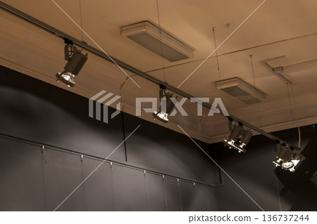 A cable mounted track lighting system A cable mounted track lighting system 136737244