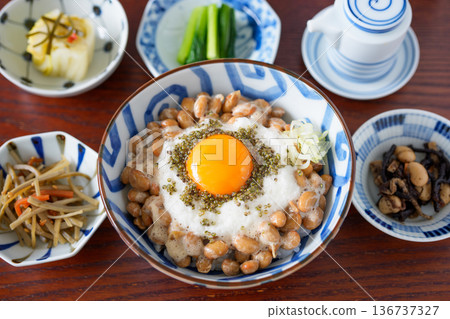 糯米飯和高纖維配菜 136737327