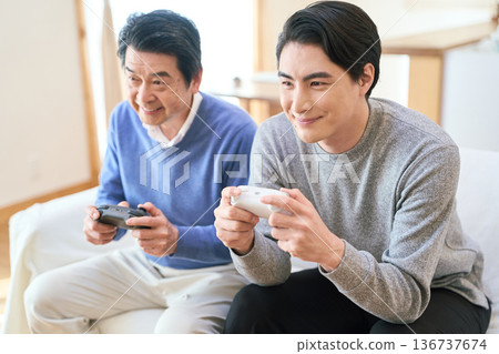 亞洲一家人一起玩遊戲 136737674