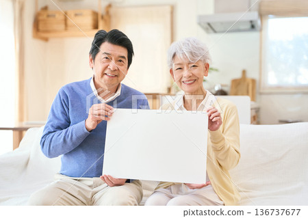 Senior Asian couple holding a white board 136737677