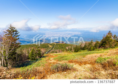 Autumn in Yonezawa, Yamagata Prefecture. Autumn leaves on the Tengendai Plateau. View from Kitamoudai. 136737887