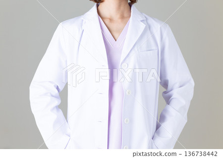 身穿白大褂的中年女醫生 身穿白大褂的中年女醫生 136738442