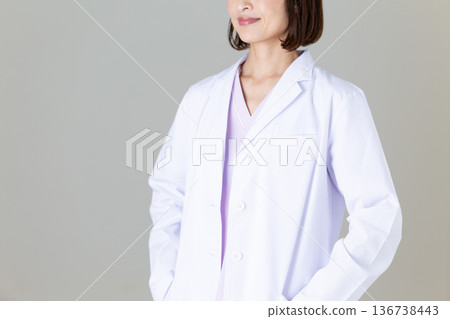 身穿白大褂的中年女醫生 身穿白大褂的中年女醫生 136738443