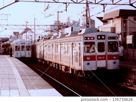 東急東橫線田園調佈站開往澀谷方向的8500系特快列車和開往櫻木町方向的8000系普通列車。 東急東橫線田園調佈站開往澀谷方向的8500系特快列車和開往櫻木町方向的8000系普通列車。 136738626