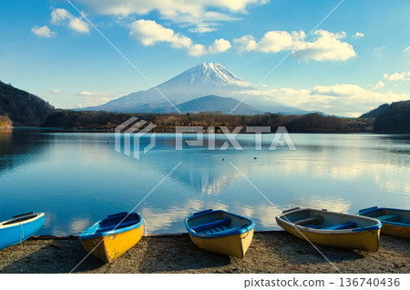 The upside-down red and upside-down mountains seen from Lake Shoji 136740436