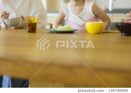 一家人其樂融融地圍坐在餐桌旁 136740680