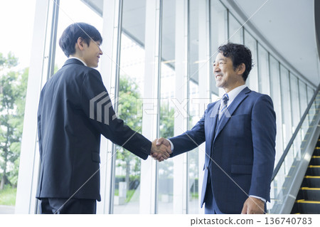 握手的商人 握手的商人 136740783