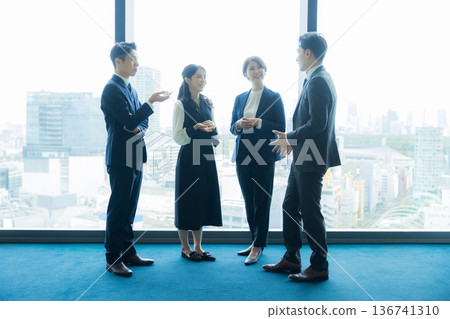 商務人士站著說話 136741310