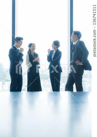 商務人士站著說話 商務人士站著說話 136741311