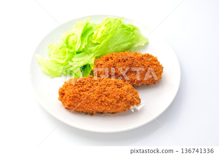 蟹肉奶油炸丸子,盛於盤中 蟹肉奶油炸丸子,盛於盤中 136741336