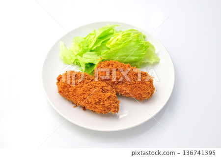 蟹肉奶油炸丸子，盛於盤中 136741395