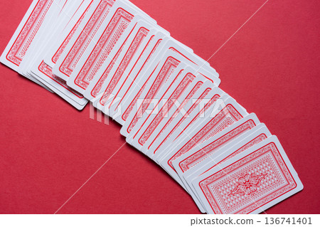 紅色背景上排列的撲克牌 136741401