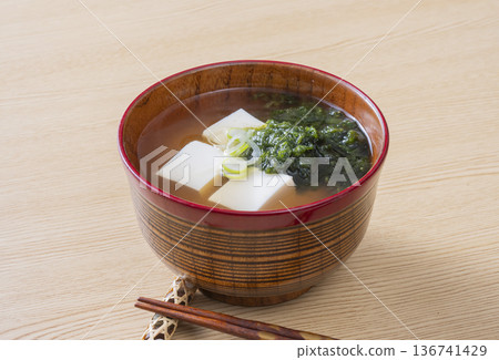 Green laver and tofu miso soup Green laver and tofu miso soup 136741429