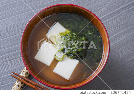 Green laver and tofu miso soup Green laver and tofu miso soup 136741434