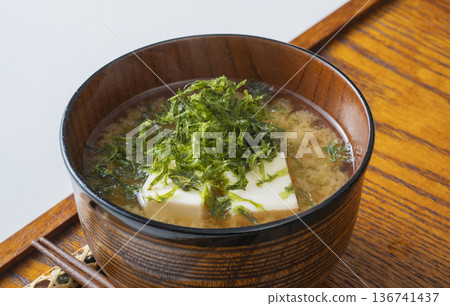 綠紫菜豆腐味噌湯 綠紫菜豆腐味噌湯 136741437