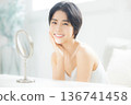 年輕女性的皮膚護理 136741458