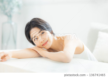 年輕女性的皮膚護理 136741465