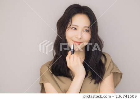 A woman who turns around 136741509