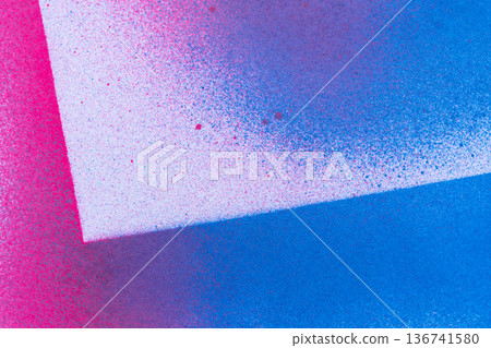 背景塗有紅色和藍色噴漆 136741580