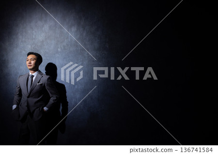 深色背景下的商人 深色背景下的商人 136741584