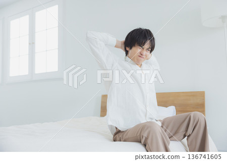 一對夫婦在客廳裡 一對夫婦在客廳裡 136741605