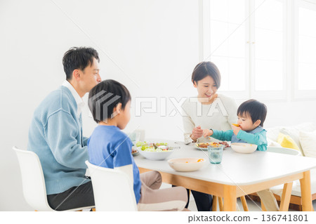 一家人在餐桌旁吃飯 136741801