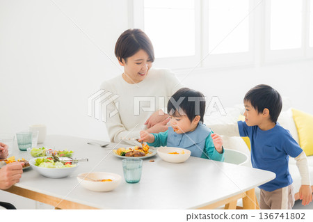 一家人在餐桌旁吃飯 一家人在餐桌旁吃飯 136741802