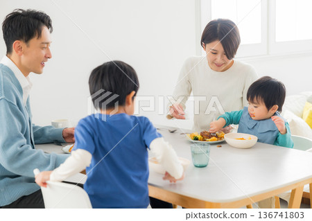 一家人在餐桌旁吃飯 136741803