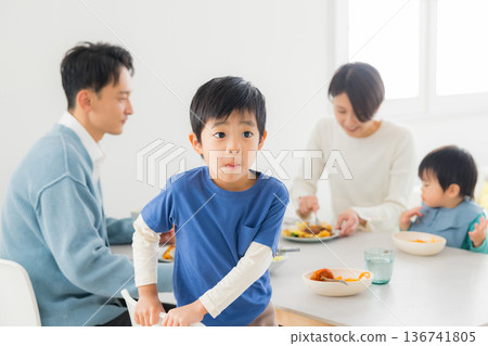 一家人在餐桌旁吃飯 136741805