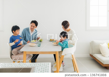 一家人在餐桌旁吃飯 136741808