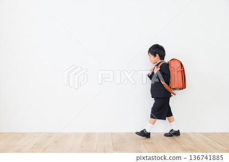 一個穿著西裝、背著書包的男孩 136741885
