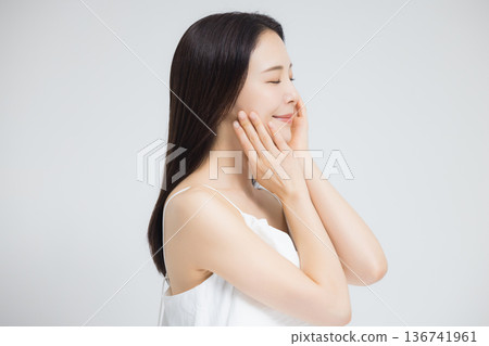美女模特年輕女子 美女模特年輕女子 136741961