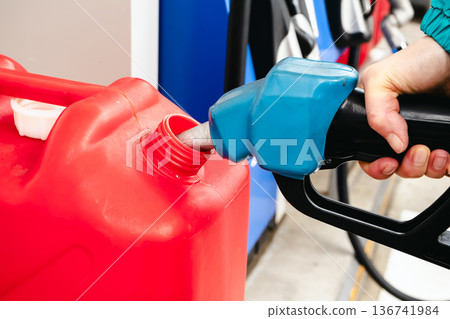 將煤油灌入塑膠容器中。 136741984