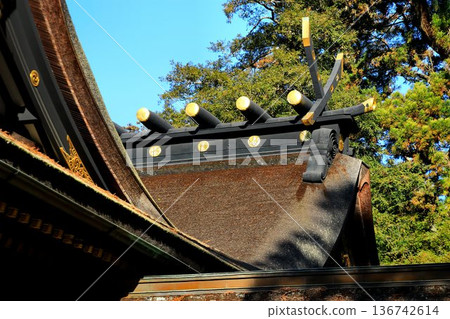 Located in the worship hall of Katori Shrine, one of the three major shrines in the eastern part of Japan... [Chigi and Katsuogi] 136742614
