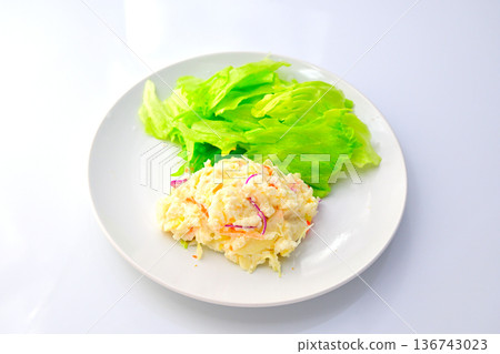 一盤馬鈴薯沙拉 136743023