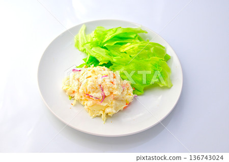 一盤馬鈴薯沙拉 一盤馬鈴薯沙拉 136743024