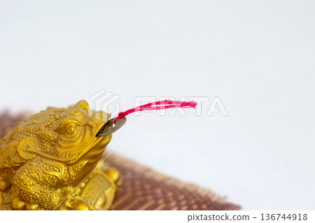 Golden feng shui money frog figurine Golden feng shui money frog figurine 136744918