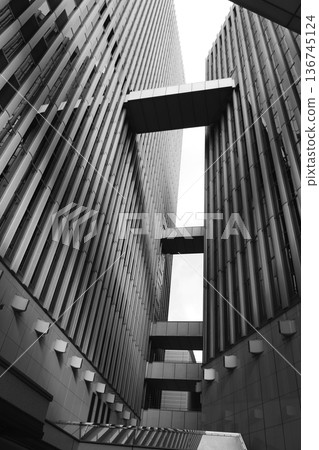 在建築物之間 在建築物之間 136745124