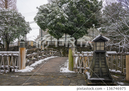 Snowy scenery at Otonashi Water Park in Kita Ward, Tokyo 136746975