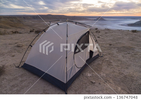 在哈薩克烏斯秋爾特高原/曼格斯套的荒野中搭起的帳篷 136747048