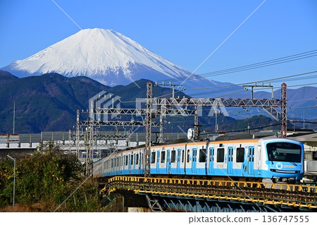 以富士山為背景的摩可龍號列車正駛往新宿。 以富士山為背景的摩可龍號列車正駛往新宿。 136747555