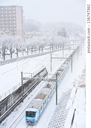 莫科隆號列車沿著白雪皚皚的多摩線行駛。 莫科隆號列車沿著白雪皚皚的多摩線行駛。 136747862